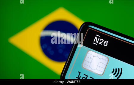 N26 Bank Logo auf dem Bildschirm des Smartphones mit der Flagge von Brasilien auf dem Hintergrund. Konzeptionelle Foto für digitale Bank in brasilianischen Markt. Stockfoto