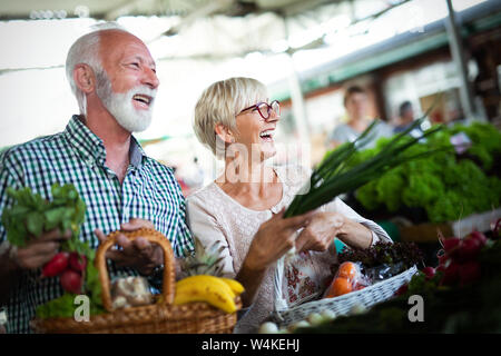 Senior paar Kaufen Frisches Obst und Gemüse auf dem lokalen Markt Stockfoto