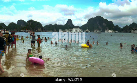 HALONG BAY, VIETNAM - AM 27. JUNI 2017: Schwimmer genießen Sie den Strand und das Wasser am Ti Top Insel in der Halong Bucht Stockfoto