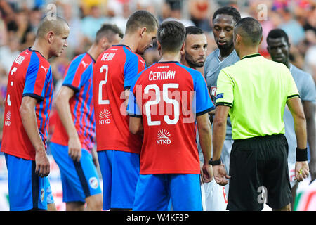 Pilsen, Tschechische Republik. 23. Juli, 2019. Guilherme (Piräus; 4. von rechts) spricht während der Fußball Champions League 2. Qualifying Match zu Schiedsrichter: Viktoria Plzen vs Olympiakos Piräus in Pilsen, Tschechische Republik, am 23. Juli 2019. Credit: Miroslav Chaloupka/CTK Photo/Alamy leben Nachrichten Stockfoto