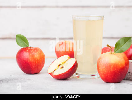 Glas frischen Bio Apfelsaft mit braeburn pink lady Äpfel in Box auf Holz- Hintergrund. Platz für Text Stockfoto