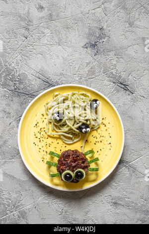 Schnitzel spider Nudeln mit Pesto Stockfoto