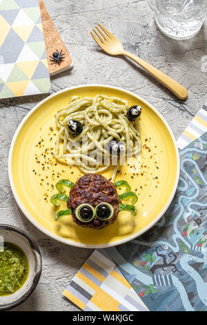 Schnitzel spider Nudeln mit Pesto Stockfoto