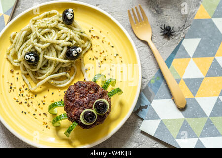 Schnitzel spider Nudeln mit Pesto Stockfoto