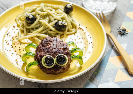 Schnitzel spider Nudeln mit Pesto Stockfoto