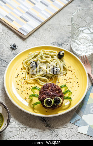 Schnitzel spider Nudeln mit Pesto Stockfoto