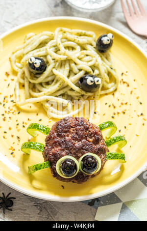 Schnitzel spider Nudeln mit Pesto Stockfoto