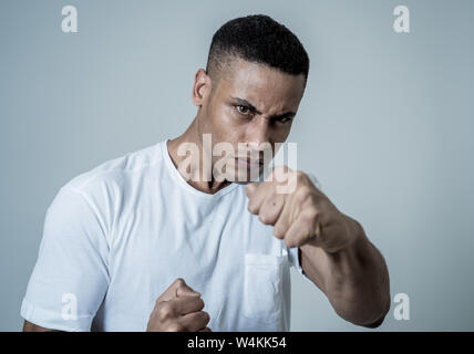 Nahaufnahme, Porträt einer attraktiven jungen afrikanischen amerikanischen Mann mit wütenden Blicken, wütend und Crazy in einen Streit oder Kampf. In den Menschen, die menschliche Stockfoto