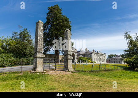 Obelisken im Schloß Bad Berleburg und Parklandschaften, Blessinton, County Wicklow, Irland Stockfoto