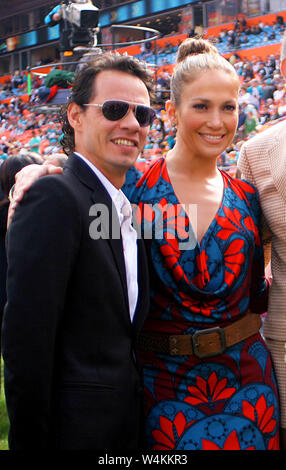 Miami, Vereinigte Staaten von Amerika. 04. Jan 2010. SMG RJFL Lopez Feild Landshark 010310 06.jpg MIAMI - Januar 03: Eigentümer Steven Miami Dolphins Ross und Co - Inhaber Marc Anthony und Frau Jennifer Lopez, und Emilio und Gloria Estefan sind alles Lächeln vor der Delphine auf die Pittsburgh Steelers gegen die Miami Dolphins Spiel an landshark Stadium am 03 Januar, 2010 in Miami, Florida. Personen: Marc Anthony, Jennifer Lopez, Emilio und Gloria Estefan, Steven Ross Credit: Stürme Media Group/Alamy leben Nachrichten Stockfoto