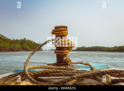 Nylon Seil mit eisernen Säule vor einem Boot. Selektiver Fokus verwendet. Stockfoto