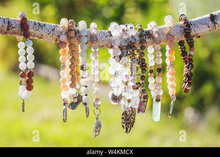 Sammlung von Mineral Stein Perlen Armbänder auf natürliche Outdoor Hintergrund Stockfoto