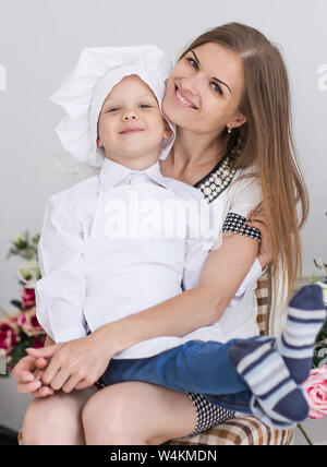 Mutter und Tochter Abendessen kochen in der Küche Stockfoto
