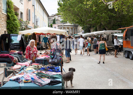 Dienstag Markt in der Altstadt von Grignan Stockfoto