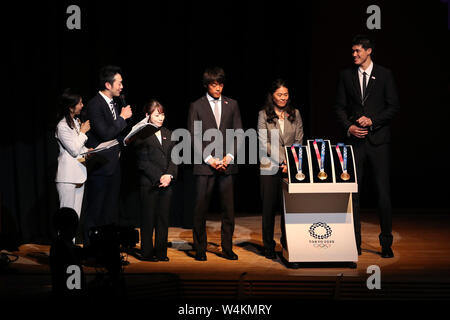 Tokio, Japan. 24. Juli, 2019. Japanische Sportler Hiromi Miyake (3 l), Takuya Haneda (3. R), Homare Sawa (2. R) und Yuta Watanabe (1. R) sind während der "ein Jahr" Zeremonie ein Jahr, feiert ab dem Beginn der Olympischen Spiele in Tokio 2020 Tokio, Japan zu gehen interviewt, 24. Juli 2019. Credit: Du Xiaoyi/Xinhua/Alamy leben Nachrichten Stockfoto