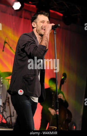 Felix Riebl der Cat Empire durchführen Am Larmer Tree Festival, UK. Juli 19, 2019 Stockfoto