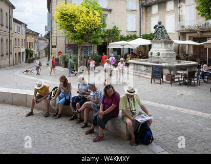 Touristen in den Ort Sévigné, Grignan Drome, Abteilung, Auvergne-Rhone-Côte d'Azur, Provence, Frankreich, Europa ruht Stockfoto