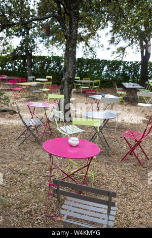 Bunte cafe Tische und Stühle im schattigen Garten Stockfoto