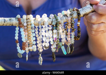 Sammlung von Mineral Stein Perlen Armbänder auf natürliche Outdoor Hintergrund Stockfoto