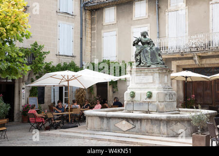 Restaurants und die Statue von Marie de Rabutin-Chantal, Marquise de Sévigné) Sévigné Stockfoto