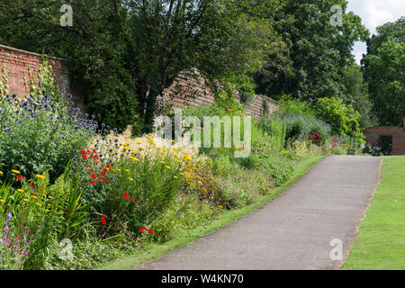 Der ummauerte Garten, Delapre Abtei an einem sonnigen Sommertag; Northampton, Großbritannien Stockfoto