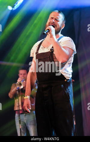 Harry James Angus der Cat Empire durchführen Am Larmer Tree Festival, UK. Juli 19, 2019 Stockfoto