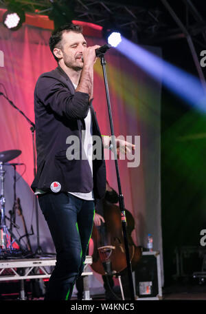 Felix Riebl der Cat Empire durchführen Am Larmer Tree Festival, UK. Juli 19, 2019 Stockfoto