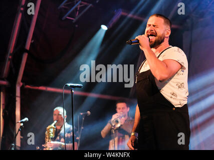 Harry James Angus der Cat Empire durchführen Am Larmer Tree Festival, UK. Juli 19, 2019 Stockfoto