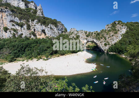 Blick auf den Fluss Ardèche und der Pont d'Arc in die Gorges de l'Ardèche, Vallon-Pont-d'Arc, Auvergne-Rhone-Côte d'Azur, Provence, Frankreich, Europa Stockfoto