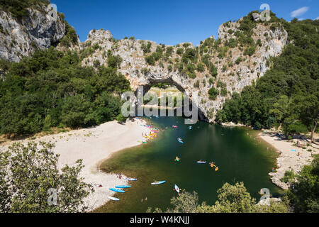 Blick auf den Fluss Ardèche und der Pont d'Arc in die Gorges de l'Ardèche, Vallon-Pont-d'Arc, Auvergne-Rhone-Côte d'Azur, Provence, Frankreich, Europa Stockfoto