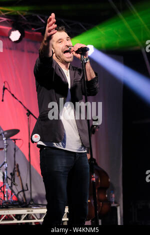 Felix Riebl der Cat Empire durchführen Am Larmer Tree Festival, UK. Juli 19, 2019 Stockfoto