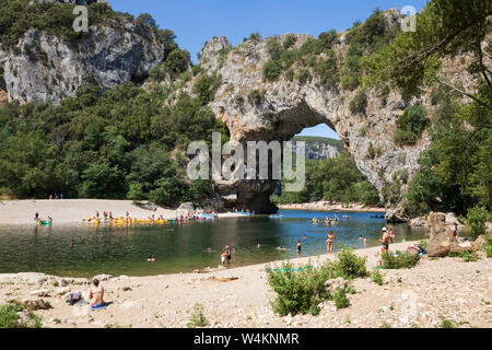 Blick auf den Fluss Ardèche und der Pont d'Arc in die Gorges de l'Ardèche, Vallon-Pont-d'Arc, Auvergne-Rhone-Côte d'Azur, Provence, Frankreich, Europa Stockfoto