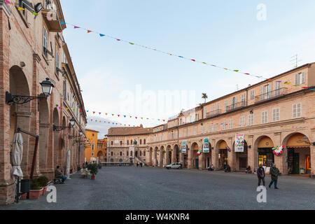 Fermo, Italien - Februar 8, 2016: Fermo street view, gewöhnliche Menschen zu Fuß an der Piazza del Popolo Stockfoto