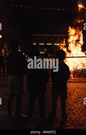 Fermo, Italien - Februar 9, 2016: die Menschen am Lagerfeuer Nachtwache, rituelle Verbrennung des Königs Puppe in Fermo Altstadt, Italien Stockfoto