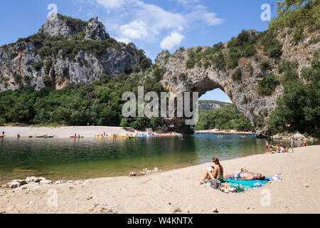 Blick auf den Fluss Ardèche und der Pont d'Arc in die Gorges de l'Ardèche, Vallon-Pont-d'Arc, Auvergne-Rhone-Côte d'Azur, Provence, Frankreich, Europa Stockfoto