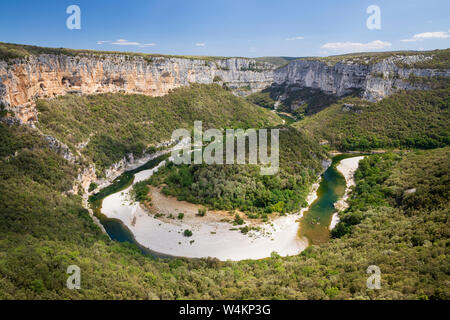 Blick auf den Cirque de la Madeleine und Oxbow in der Ardèche Fluss in den Gorges de l'Ardèche von Balcon Templiers Osten Stockfoto