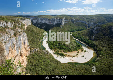 Blick auf den Cirque de la Madeleine und Oxbow in der Ardèche Fluss in den Gorges de l'Ardèche von Balcon Templiers Süd Stockfoto