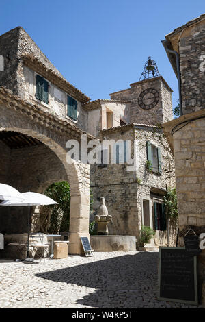 Dorfplatz und die Fontaine des Brunnen Mascarons de Séguret, Seguret, Provence-Alpes-Côte d'Azur, Frankreich, Europa Stockfoto