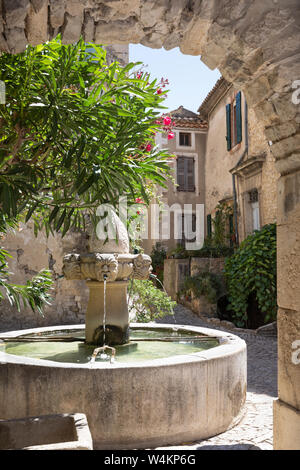 Fontaine des Brunnen Mascarons de Séguret und Dorfplatz, Seguret, Provence-Alpes-Côte d'Azur, Frankreich, Europa Stockfoto