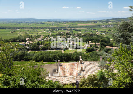 Blick über den Weinbau Landschaft und Dorf, Seguret, Provence-Alpes-Côte d'Azur, Frankreich, Europa