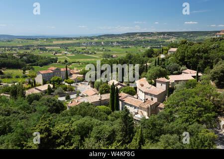 Blick über den Weinbau Landschaft und Dorf, Seguret, Provence-Alpes-Côte d'Azur, Frankreich, Europa Stockfoto