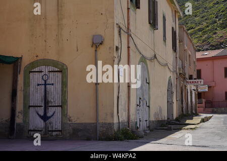 Dorf Argentiera in Sardinien ruiniert. Verlorene Orte mit verlassenen und zerstörten Gebäude in Argintiera, in Sardinien (Italien) Stockfoto