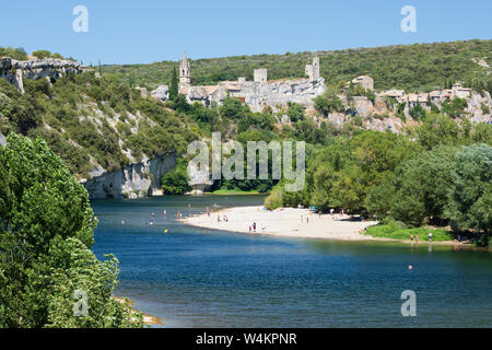 Mittelalterliche Dorf Aigueze über dem Fluss Ardèche am südlichen Eingang der Schlucht der Ardèche, Rochefort Du Gard, Gard departement, Royal, Frankreich Stockfoto