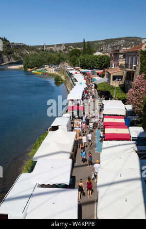 Sonntag Markt entlang des Flusses Ardeche mit dem Dorf Aigueze hinter, Saint-Martin-d'Ardèche, Auvergne-Rhone-Alpes, Frankreich, Europa Stockfoto