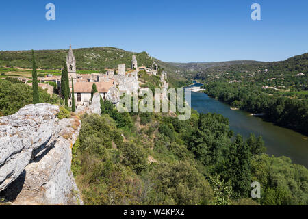 Mittelalterliche Dorf Aigueze über dem Fluss Ardèche am südlichen Eingang der Schlucht der Ardèche, Rochefort Du Gard, Gard departement, Royal, Frankreich Stockfoto