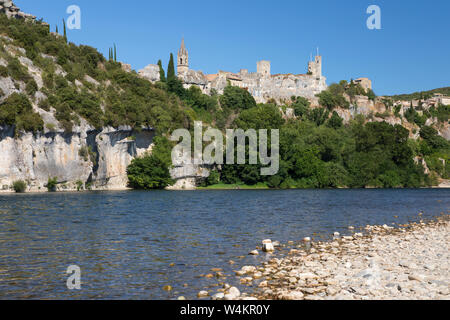 Mittelalterliche Dorf Aigueze über dem Fluss Ardèche am südlichen Eingang der Schlucht der Ardèche, Rochefort Du Gard, Gard departement, Royal, Frankreich Stockfoto