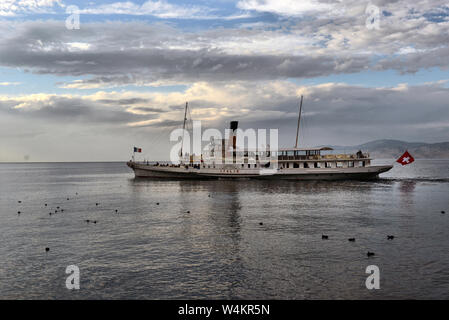 Montreux, Schweiz - 21. Oktober 2017: Ausflug Schiff und Menschen in der Pier am Genfer See in Montreux Schweizer Riviera. Montreux, Schweiz - Oktober Stockfoto