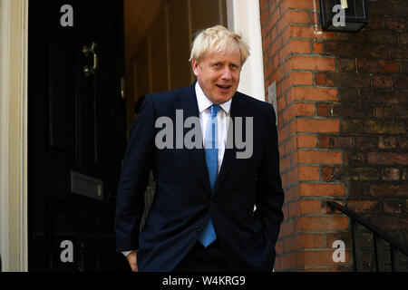 (190724) - Peking, 24. Juli 2019 (Xinhua) - Boris Johnson verlässt seine Kampagne Sitz vor der Bekanntgabe in London, Großbritannien, am 23. Juli 2019. (Foto von Alberto Pezzali/Xinhua) Stockfoto