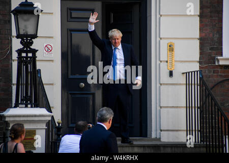 (190724) - Peking, 24. Juli 2019 (Xinhua) - neu gewählte konservative Parteichef Boris Johnson stellt außerhalb der konservativen Führung Hauptsitz in London, Großbritannien, am 23. Juli 2019. (Foto von Alberto Pezzali/Xinhua) Stockfoto