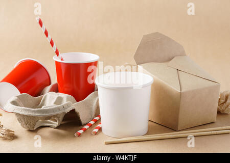 Verschiedene umweltfreundliche Kraftpapier Verpackungen, Behältnisse für Essen zum Mitnehmen. Null Abfall und Recycling Konzept. Stockfoto